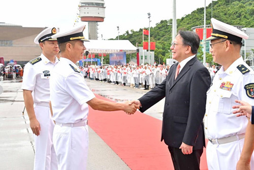 政务司司长出席南宁舰编队离港欢送仪式