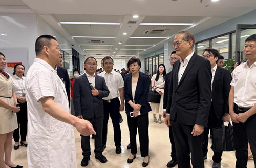 医务卫生局局长率团访问海南省
