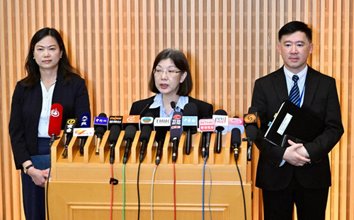 政制及内地事务局局长