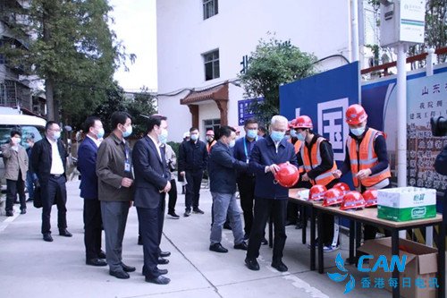何光中：单位院子全部打开方便群众停车