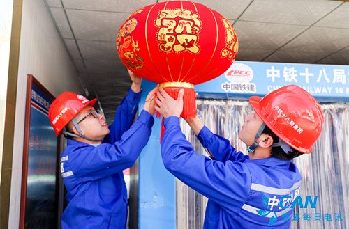 昆明地铁5号线建设者春节就地过大年 加速项目建设