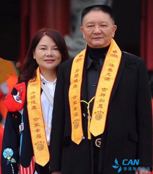 香港网络记协常务会长胡正魁携夫人李应飞向全球华人拜年