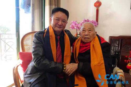 胡正魁向中国瓷坛泰斗王锡良祝贺百岁寿辰