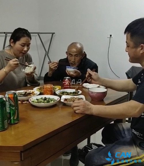 见老父亲大哭的男子已经和父亲生活在一起