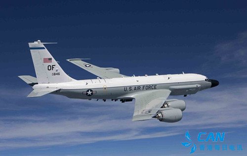 美军双军机在东海上空飞行