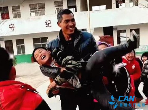 河南80后校长：负债十几万元为百位留守儿童办学 