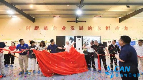 全球首台商用蛋鸡养殖机器人“木鸡郎4”下地运行