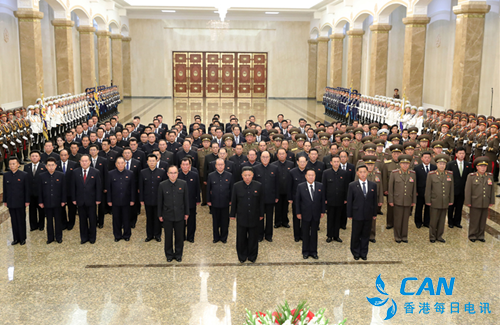 金正恩参谒锦绣山太阳宫，敬献花篮